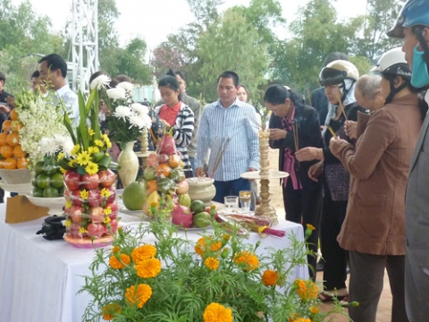 Ngày đầu năm, mộ ông Nguyễn Bá Thanh phủ đầy hoa - 2
