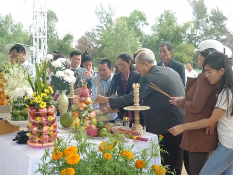Ngày đầu năm, mộ ông Nguyễn Bá Thanh phủ đầy hoa - 1