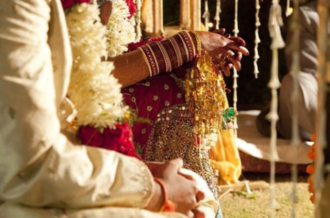 Ấn Độ: Chú rể đột quỵ, cô dâu cưới luôn khách mời - 1