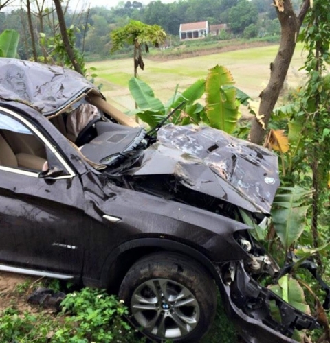 Phú Thọ: Xe sang BMW X3 bay lên cây, lao xuống kênh bẹp dúm - Ảnh 2