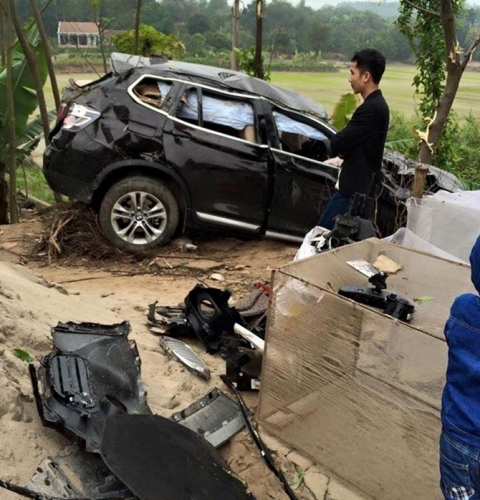 Phú Thọ: Xe sang BMW X3 bay lên cây, lao xuống kênh bẹp dúm - Ảnh 6