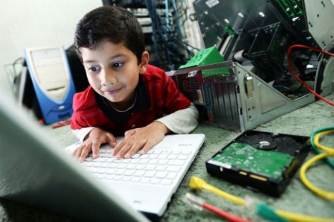 Cậu bé ít tuổi nhất thế giới được cấp bằng chuyên viên IT - 3