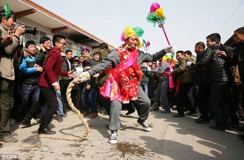 Phong tục dùng thanh kim loại đâm xuyên má trong lễ hội đặc biệt ở Trung Quốc