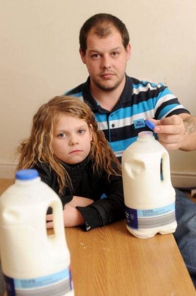 Nhập viện vì uống sữa Iceland chứa keo móng tay giả 
