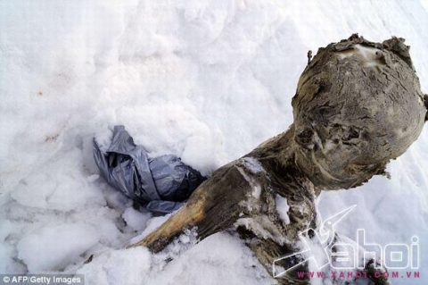Hai xác ướp trong tư thế lạ được tìm thấy ở đỉnh núi cao nhất Mexico