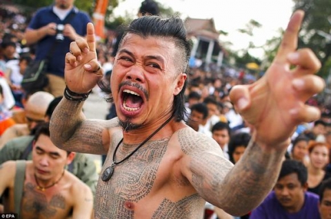 Lễ hội xăm hình thần thánh mang may mắn ở Thái Lan