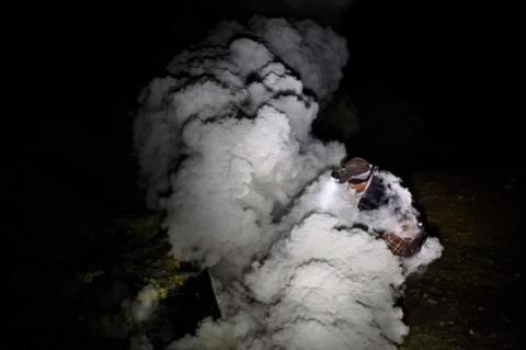  Cuộc sống mưu sinh khốn khổ của người thợ khai thác lưu huỳnh