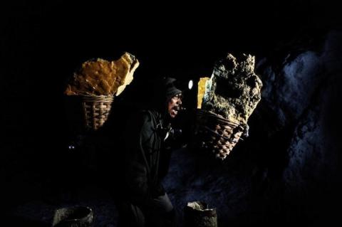  Cuộc sống mưu sinh khốn khổ của người thợ khai thác lưu huỳnh