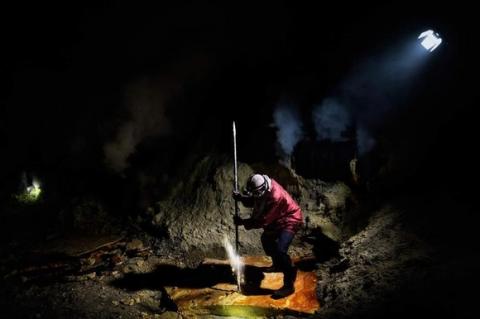  Cuộc sống mưu sinh khốn khổ của người thợ khai thác lưu huỳnh