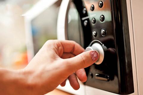 Cách đơn giản để làm son dưỡng cho môi mềm mại - 4