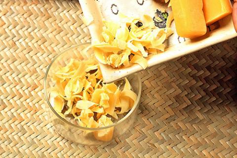 Cách đơn giản để làm son dưỡng cho môi mềm mại - 1