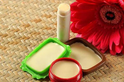 Cách đơn giản để làm son dưỡng cho môi mềm mại - 10