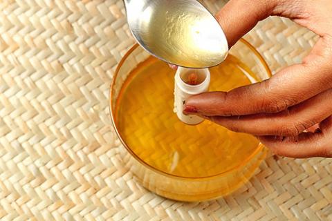 Cách đơn giản để làm son dưỡng cho môi mềm mại - 9