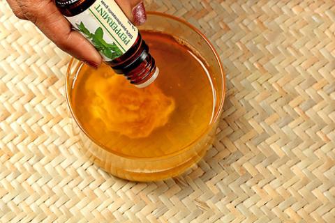 Cách đơn giản để làm son dưỡng cho môi mềm mại - 7