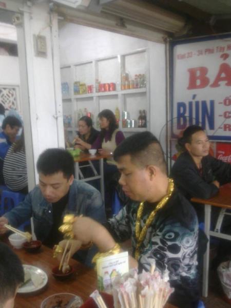 Chàng trai đeo đầy vàng náo loạn trung tâm thương mại