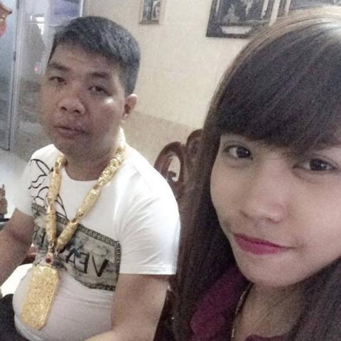 Chàng trai đeo đầy vàng náo loạn trung tâm thương mại