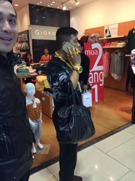 Chàng trai đeo đầy vàng náo loạn trung tâm thương mại