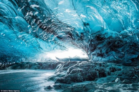 Hang động băng ảo diệu ở Iceland