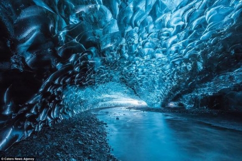 Hang động băng ảo diệu ở Iceland