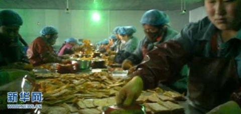 Hãi hùng xưởng sản xuất đồ ăn vặt trẻ em siêu bẩn ở TQ - 2