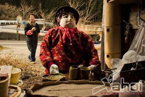 Ngôi làng kỳ lạ có người sống chung với bù nhìn