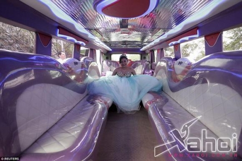 Tiểu thư nhà giàu tổ chức sinh nhật hoàng tráng trên xe limousine