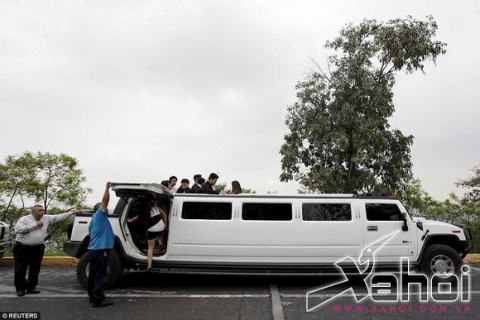 Tiểu thư nhà giàu tổ chức sinh nhật hoàng tráng trên xe limousine