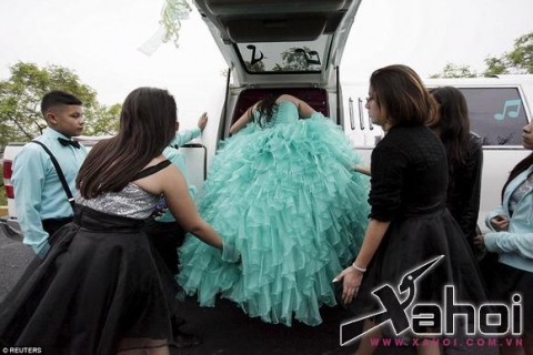 Tiểu thư nhà giàu tổ chức sinh nhật hoàng tráng trên xe limousine