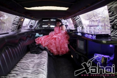 Tiểu thư nhà giàu tổ chức sinh nhật hoàng tráng trên xe limousine