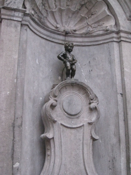 Giai thoại về bức tượng đồng cậu bé đứng tè ở Bỉ