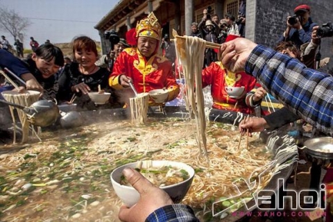 Hàng ngàn người thưởng thức bữa cơm phở khổng lồ ở Trung Quốc