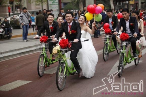 Chú rể rước dâu bằng xe đạp đôi gây náo loạn đường phố
