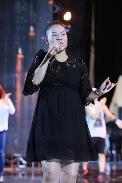 Thu Minh vẫn hát sung dù bụng bầu 7 tháng 0