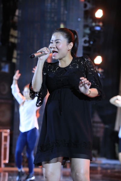 Thu Minh vẫn hát sung dù bụng bầu 7 tháng 1