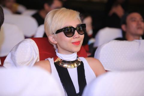 Thu Minh vẫn hát sung dù bụng bầu 7 tháng 1