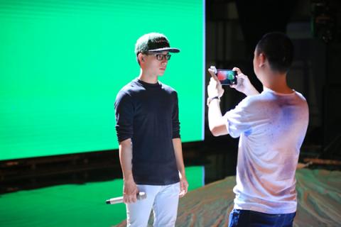 Thu Minh vẫn hát sung dù bụng bầu 7 tháng 0