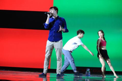 Thu Minh vẫn hát sung dù bụng bầu 7 tháng 2