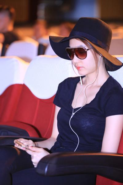 Thu Minh vẫn hát sung dù bụng bầu 7 tháng 0