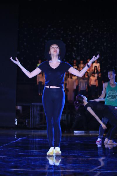 Thu Minh vẫn hát sung dù bụng bầu 7 tháng 3