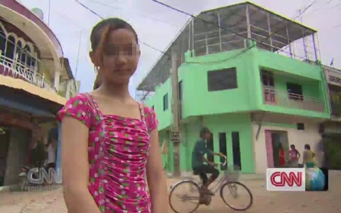 Tâm sự của bé gái Campuchia bị mẹ bán trinh, bắt làm gái - 1