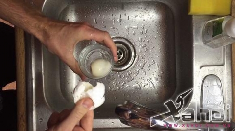 Cách bóc vỏ trứng bằng cốc