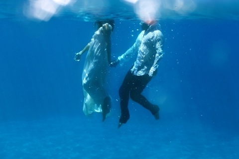 Cặp đôi đưa nhau xuống lòng đại dương chụp ảnh cưới ‘siêu chất’