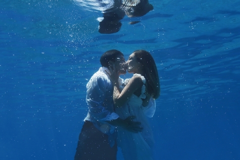 Cặp đôi đưa nhau xuống lòng đại dương chụp ảnh cưới ‘siêu chất’