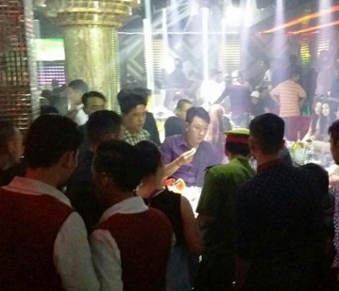 Cảnh sát kiểm tra hàng trăm dân chơi lúc rạng sáng - 1