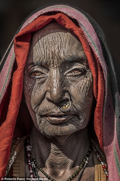 Chân dung khuôn mặt của con người nghèo khổ ở Ấn Độ 0