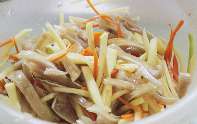 Cách làm gỏi tai heo heo xoài xanh nhâm nhi ngày nắng 5