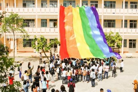  Nguồn gốc biểu tượng lá cờ lục sắc của cộng đồng LGBT 6