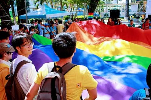  Nguồn gốc biểu tượng lá cờ lục sắc của cộng đồng LGBT 5