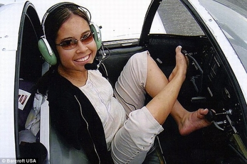 Cô gái láy máy bay bằng chân vì không có tay 15