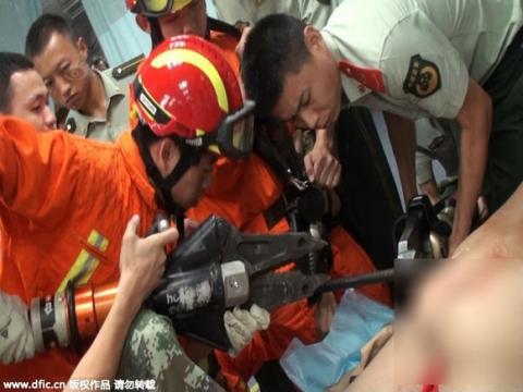 Kinh hoàng thanh dài gần 2m sắt xuyên qua người 0